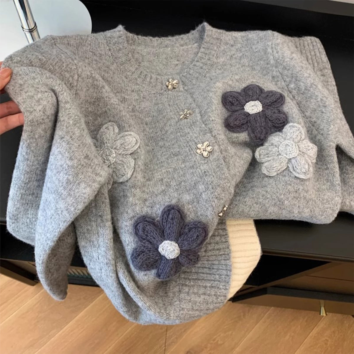 上品グレーの花柄刺繍ニットプルオーバー｜ゆったり着回し秋冬セーター