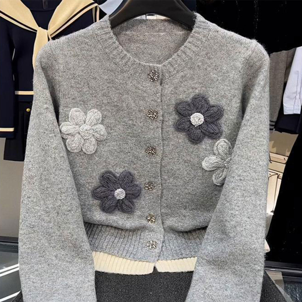 上品グレーの花柄刺繍ニットプルオーバー｜ゆったり着回し秋冬セーター