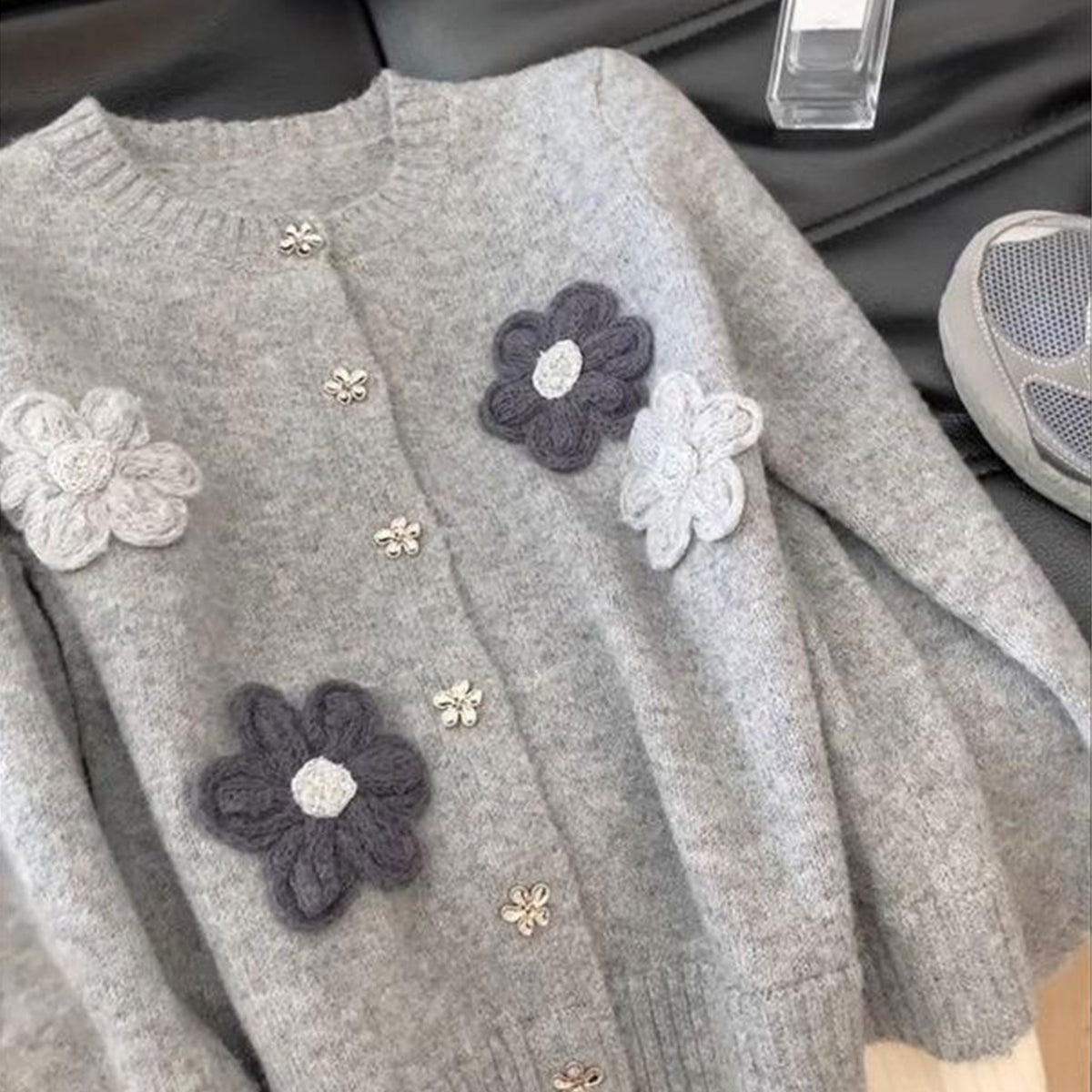 上品グレーの花柄刺繍ニットプルオーバー｜ゆったり着回し秋冬セーター